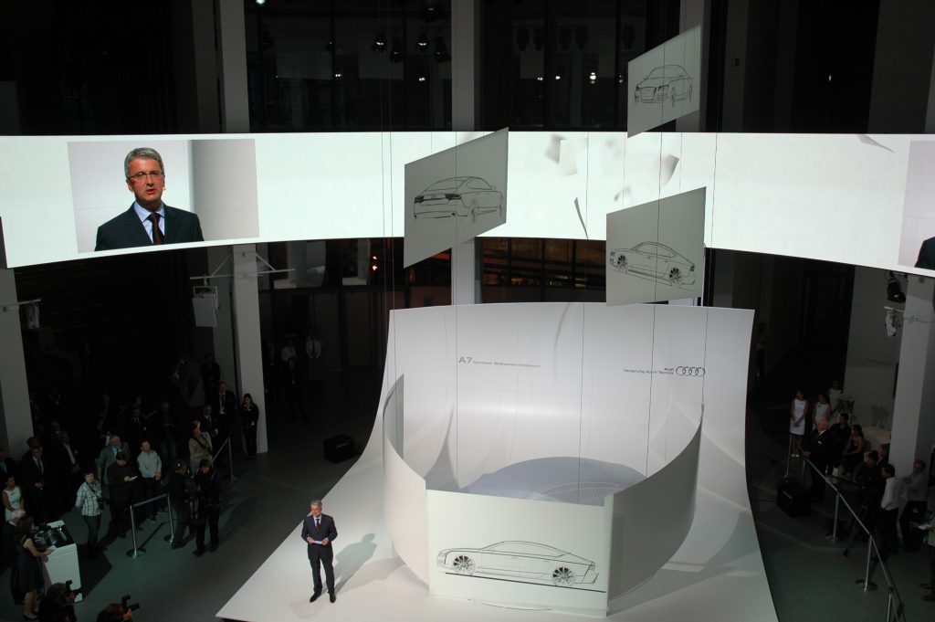 Bühnenkinetik der Firma Schiffini. Car reveal des Audi A7 in München