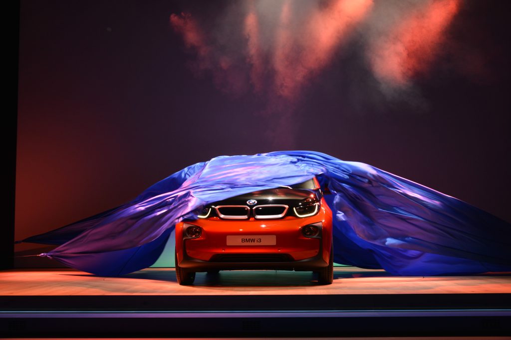 Bühnenkinetik der Firma Schiffini. Enthüllungsmaschine bei Car reveal vom BMW i3 in London