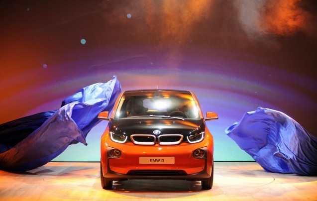 Bühnenkinetik der Firma Schiffini. Enthüllungsmaschine bei Car reveal vom BMW i3 in London