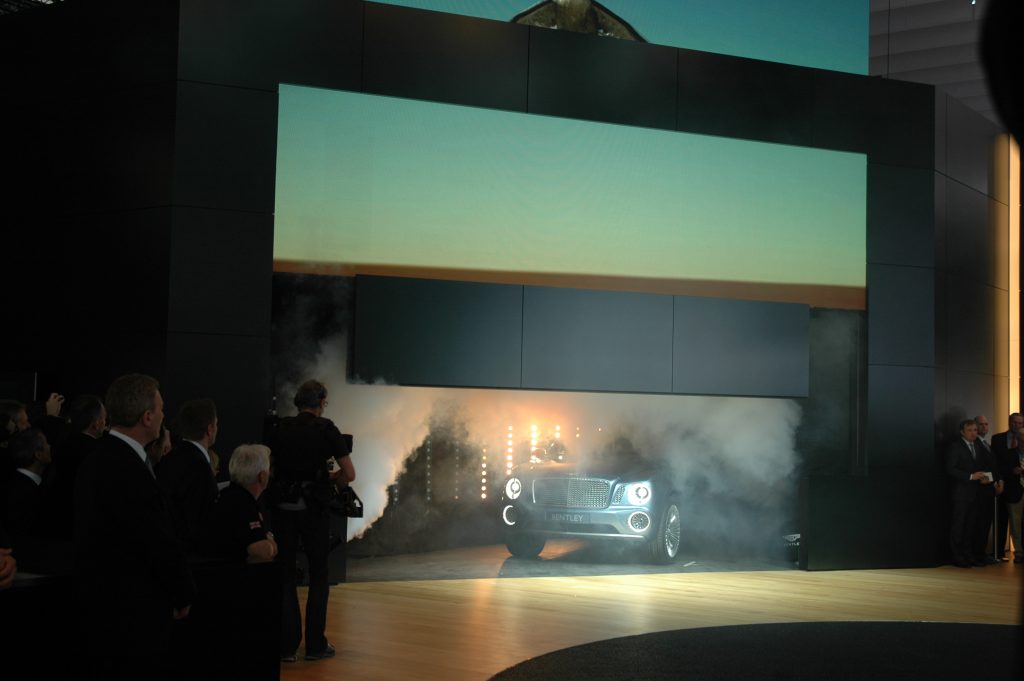 Bühnenkinetik der Firma Schiffini. LED Wand bei Car Reveal von Bentley auf dem Genfer Automobil Salon