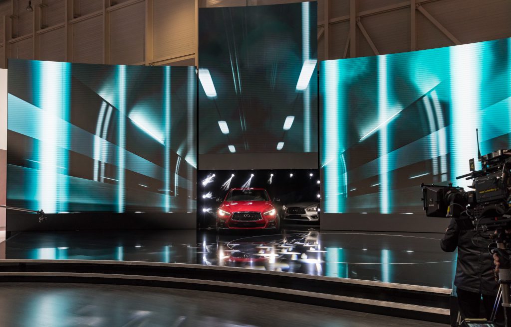 Bühnenkinetik der Firma Schiffini, teilbare LED Wand infiniti genfer automobil salon